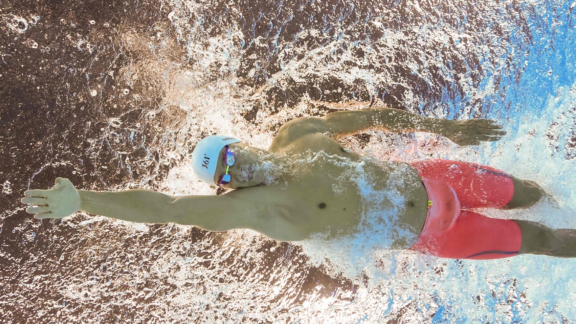 全国田径锦标赛男子800米决赛 广西选手内道强冲一举封王，男子800米田径比赛